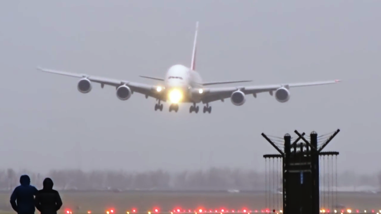 Espectacular aterrizaje 'de costado' del avión comercial más grande del mundo