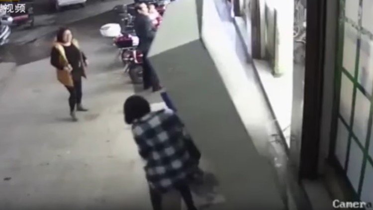 FUERTES IMÁGENES: un niño muere aplastado por las taquillas de un supermercado 