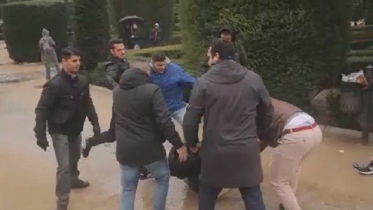 VIDEO y entrevista: Golpeado brutalmente por llevar un cartel de 'Franco Asesino'