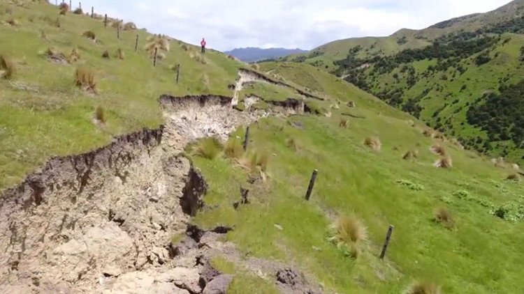 Imágenes épicas de drones captan gigantes grietas dejadas por el terremoto en Nueva Zelanda