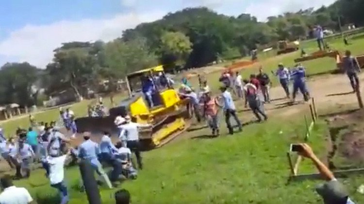 Personal de importante universidad hondureña embiste con un buldócer a varios estudiantes (Video)