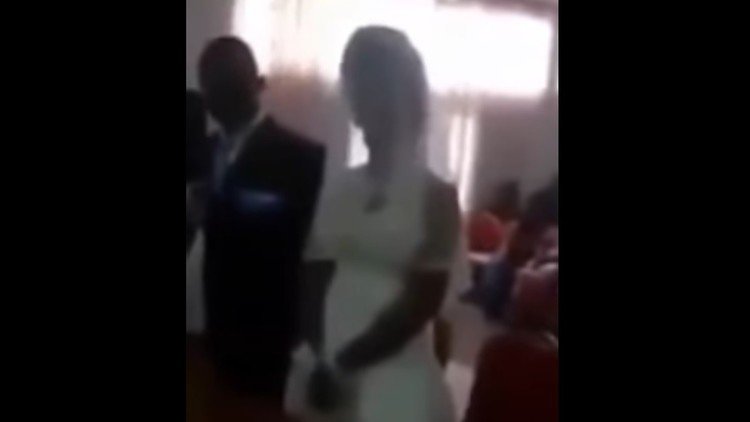 Irrumpe en la boda de su amante vestida de novia