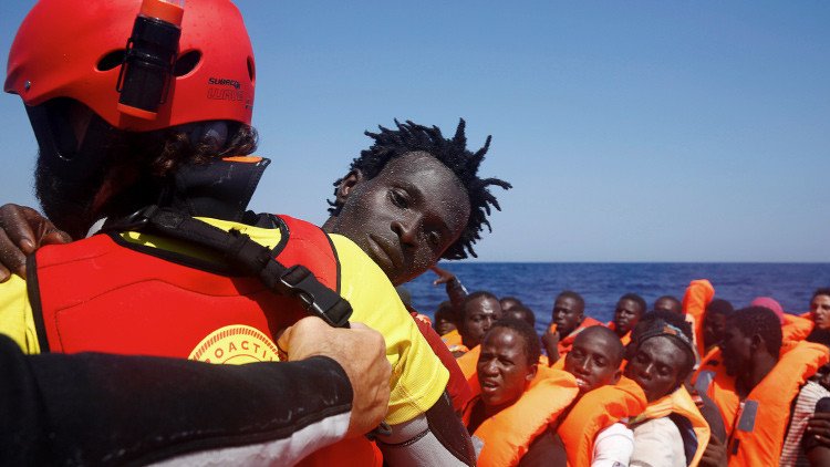FUERTES IMÁGENES: Migrantes se ahogan tras hundirse su lancha junto a un barco pesquero