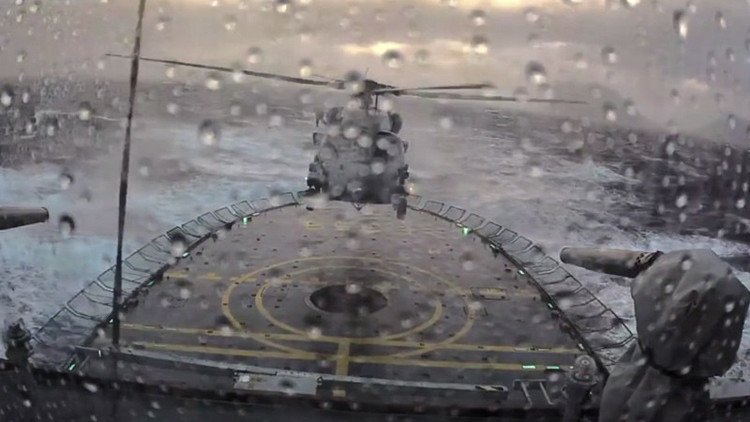 Captan impresionante aterrizaje de un helicóptero en un buque durante fuerte tormenta (Video)