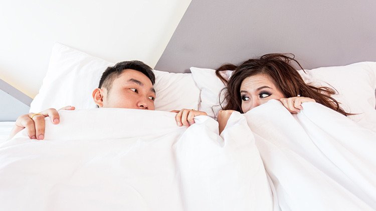 ¡Al sofá!: Compartir cama con su pareja puede arruinar su estado de ánimo, aspecto e incluso carrera