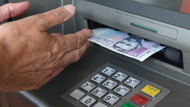 'Hackers' roban bancos haciendo escupir dinero a los cajeros automáticos