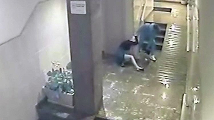 España: Un joven recibe a su novia en casa con una brutal paliza (Video)