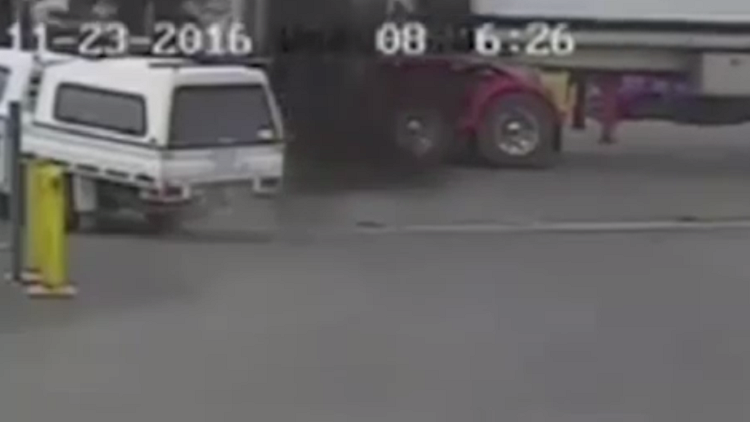 ¡Vaya día…!: Un camión con tres toneladas de heces baña a un torpe conductor 