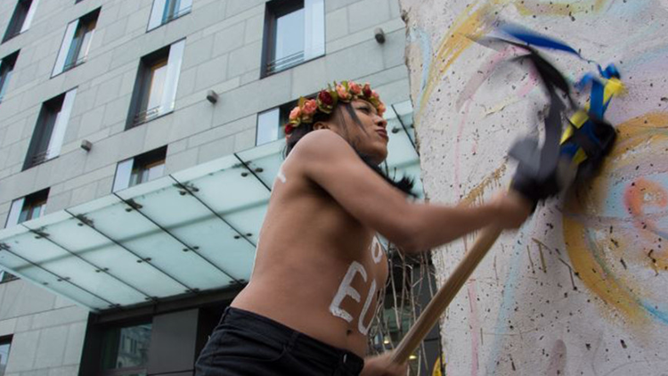 Activista de Femen intenta romper un fragmento del Muro de Berlín en Kiev (VIDEO)