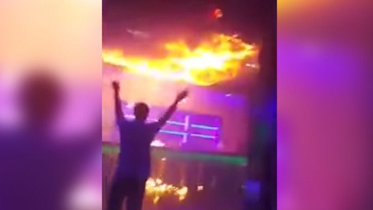 Truco con fuego provoca gran incendio en una discoteca y los presentes se hacen 'selfies' (VIDEOS)