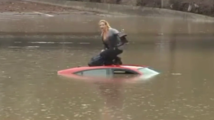 España: Una mujer permanece en su coche mientras se hunde en una carretera inundada (VIDEO)