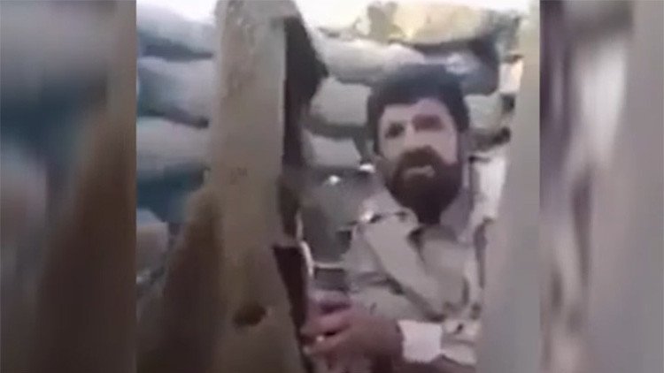 VIDEO: Milicianos iraquíes se burlan de un francotirador del Estado Islámico