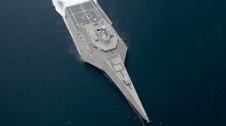 Un buque de combate estadounidense se agrieta al pasar por el Canal de Panamá