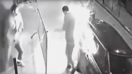 ¡Y no es un teléfono!: Le explota un cigarrillo electrónico en el bolsillo (VIDEO)