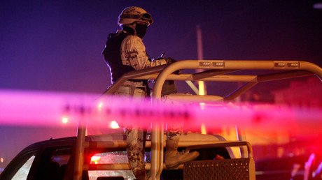 Video: Militares mexicanos prestan primeros auxilios a sicarios que acaban de abatir