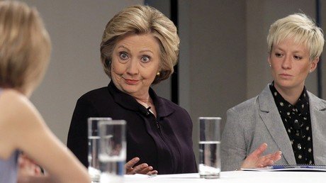 Una señal de tráfico insulta a Hillary Clinton y anima a votar por Trump