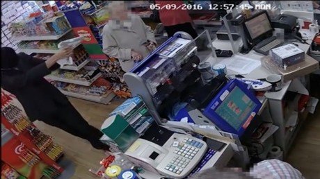 Entra a robar en una tienda, pero algo salió mal