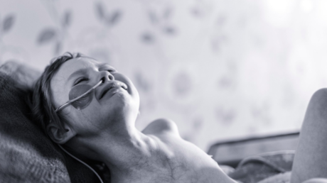 Padre comparte unas crudas fotos de su hija de 4 años para mostrar "la verdadera cara del cáncer"