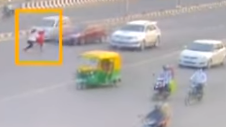 Un video para concienciar a todos: Terrible momento en que un coche mata a una mujer 