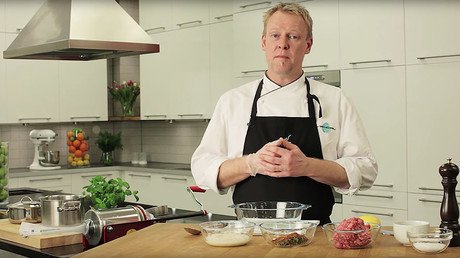 FOTO: Agreden a un conocido chef en Suecia por su parecido con Trump
