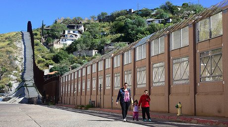 Un asesor expone los planes de Trump sobre el muro con México