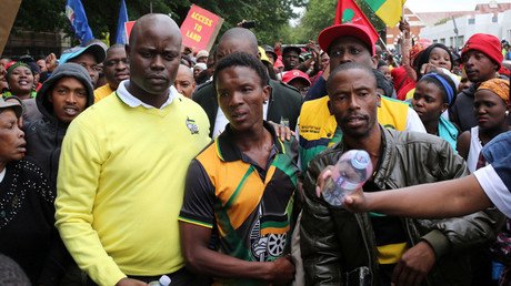 Racismo en Sudáfrica: Encierran a un joven negro en un ataúd y amenazan con prenderlo fuego (VIDEO)