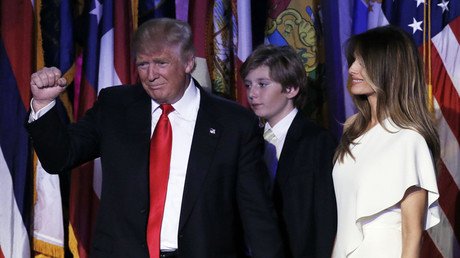 Algo extraño pasa en esta foto familiar de Trump