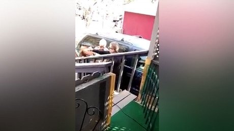 FUERTE VIDEO: Policía de EE.UU. golpea fuertemente en la cara a una mujer