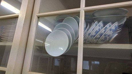 Una mujer se desespera por salvar su vajilla de un desastre inminente e Internet 'le echa un cable'