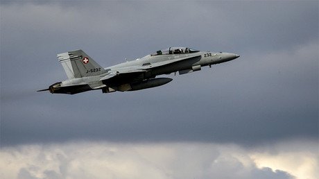 Foto, Video: Cazas suizos se acercan peligrosamente al avión de delegación rusa que volaba a la APEC