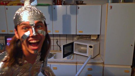 ¿Qué pasa si encendemos un microondas con la puerta abierta?