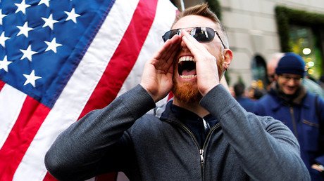 De tuit no verificado a teoría de protestas pagadas contra Trump