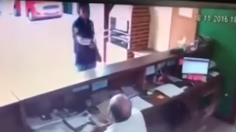 Brasil: un intento de homicidio fallido es captado por una cámara de seguridad