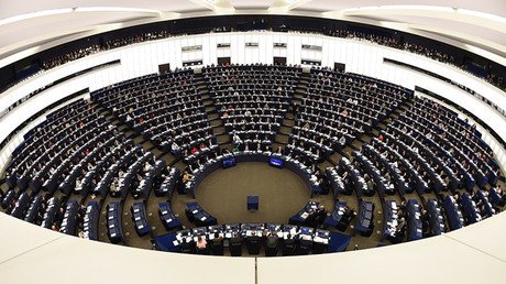 "La peor caricatura de la guerra fría": Europa aprueba una resolución contra los medios rusos