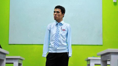 Niegan un préstamo a un hombre sin brazos porque no puede proporcionar sus huellas dactilares