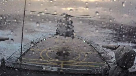 Captan impresionante aterrizaje de un helicóptero en un buque durante fuerte tormenta (Video)