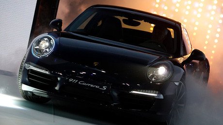 FOTO: Deja su Porsche mal aparcado para irse a bailar y la Policía lo detona