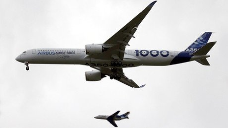 El mayor avión bimotor del mundo se eleva al cielo por primera vez (Video)