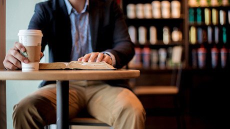 Video: Hallan una cámara oculta en el baño de un Starbucks frente a la sede del MI6 en Londres