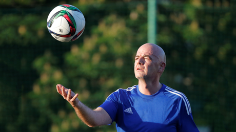 El regalo del presidente de la FIFA a Putin con motivo de la Copa Confederaciones (FOTO)