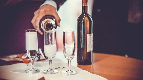 Científicos descubren el gen responsable de que las personas deseen beber alcohol