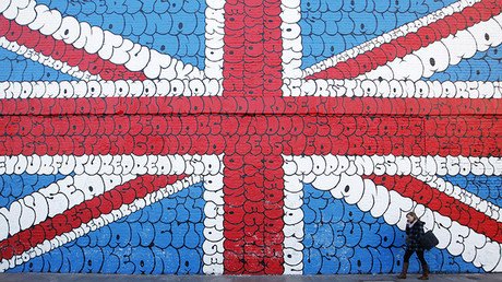 El hijo del mánager de los Sex Pistols quema reliquias por valor de 6 millones de dólares (VIDEO)