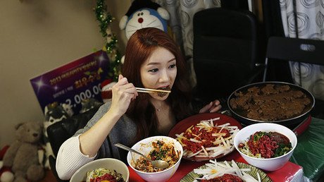 'Come y graba': Cómo ganar miles de dólares mientras devora alimentos frente a una cámara