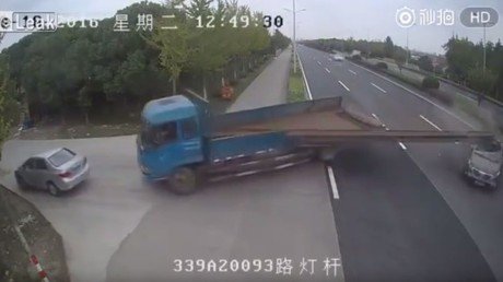 La carga de un camión 'decapita' un coche 