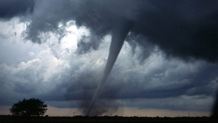 Videos: Un tornado causa daños en el sur de España
