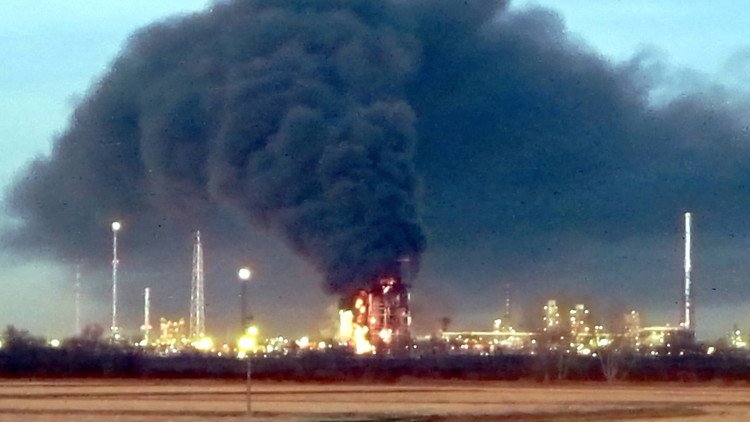 Una explosión provoca un gran incendio en una refinería petrolera de Italia (FOTOS, VIDEO)