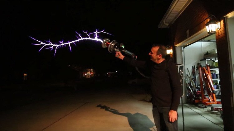 ¡No lo repita en casa!: Así funciona el increíble rifle 'lanza rayos' a base de la 'bobina de Tesla'