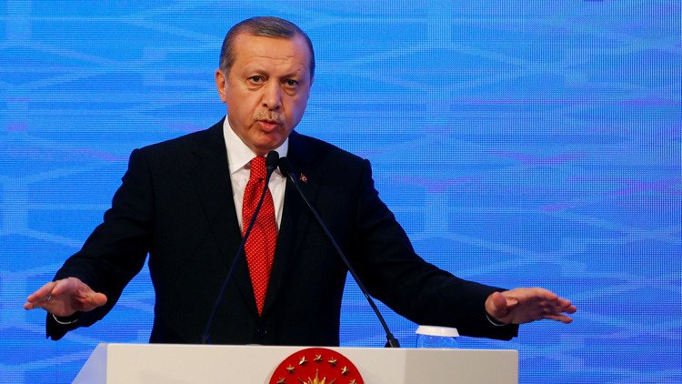 Erdogan llama a los turcos a deshacerse del dólar