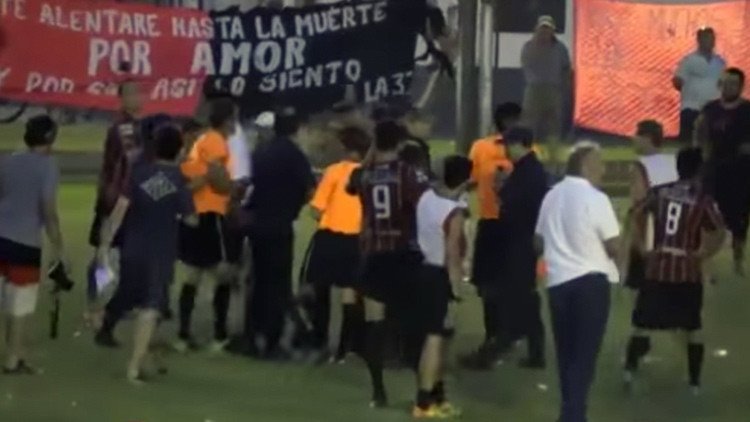 Video: Hinchas le dan una paliza a un árbitro de fútbol argentino