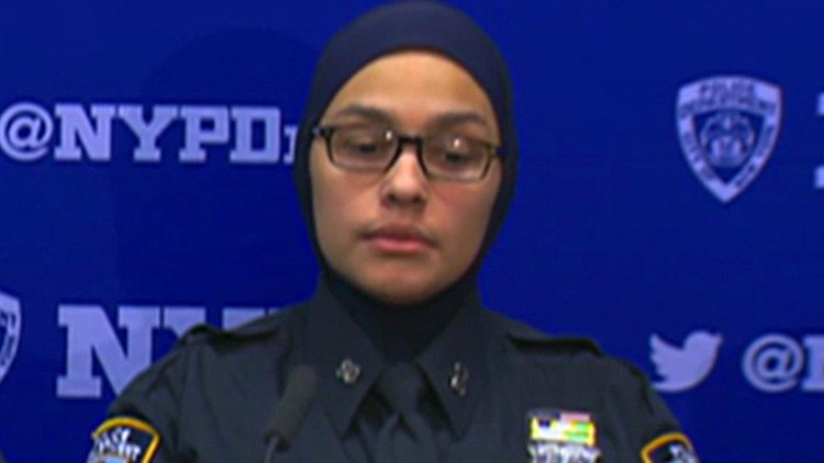 "¡Te voy a cortar el cuello, regresa a tu país!": amenazan a una policía musulmana en EE.UU.